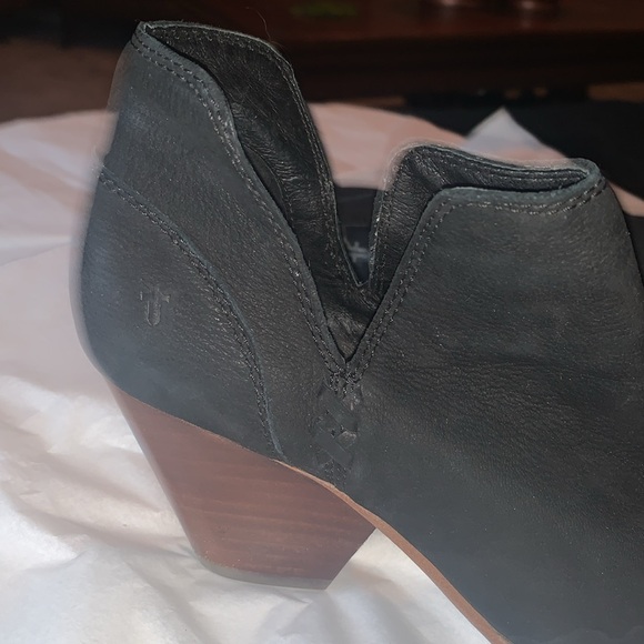 Frye Chelsea Reina Cut Out Ankle Boot-Black size 9 - Picture 3 of 8